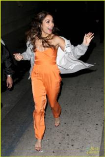 Vanessa Hudgens feet photo thumbnail