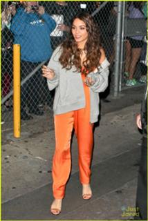 Vanessa Hudgens feet photo thumbnail