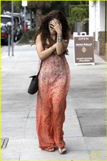 Vanessa Hudgens feet photo thumbnail