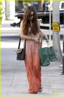 Vanessa Hudgens feet photo thumbnail