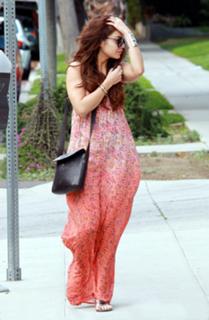 Vanessa Hudgens feet photo thumbnail