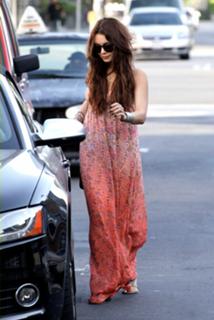 Vanessa Hudgens feet photo thumbnail