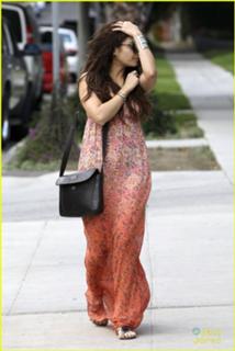 Vanessa Hudgens feet photo thumbnail