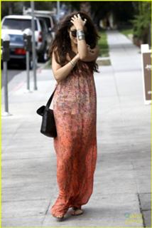 Vanessa Hudgens feet photo thumbnail
