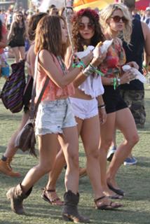 Vanessa Hudgens feet photo thumbnail