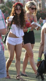 Vanessa Hudgens feet photo thumbnail