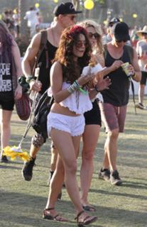Vanessa Hudgens feet photo thumbnail