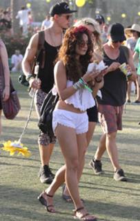 Vanessa Hudgens feet photo thumbnail