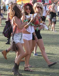 Vanessa Hudgens feet photo thumbnail