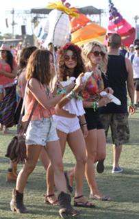 Vanessa Hudgens feet photo thumbnail