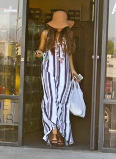 Vanessa Hudgens feet photo thumbnail