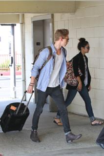 Vanessa Hudgens feet photo thumbnail