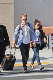 Vanessa Hudgens feet photo thumbnail