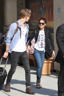 Vanessa Hudgens feet photo thumbnail