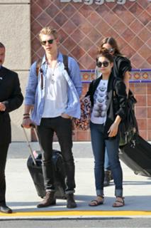 Vanessa Hudgens feet photo thumbnail