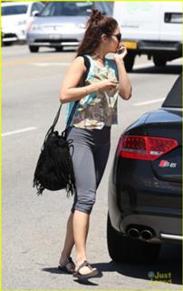 Vanessa Hudgens feet photo thumbnail