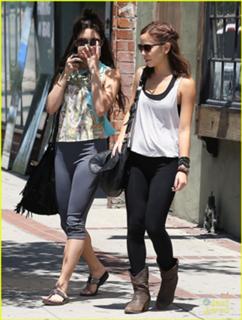 Vanessa Hudgens feet photo thumbnail