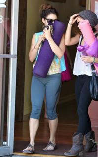 Vanessa Hudgens feet photo thumbnail