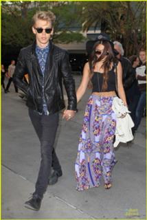 Vanessa Hudgens feet photo thumbnail