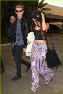 Vanessa Hudgens feet photo thumbnail