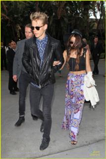 Vanessa Hudgens feet photo thumbnail