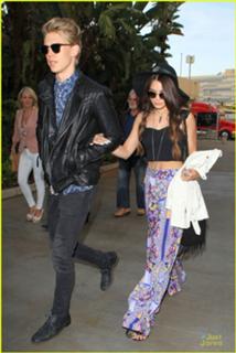 Vanessa Hudgens feet photo thumbnail