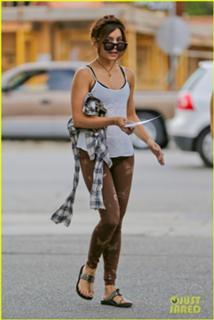Vanessa Hudgens feet photo thumbnail