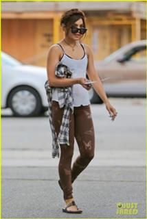 Vanessa Hudgens feet photo thumbnail