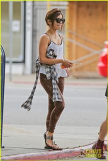 Vanessa Hudgens feet photo thumbnail