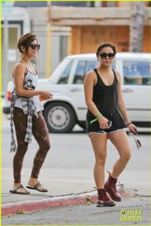 Vanessa Hudgens feet photo thumbnail