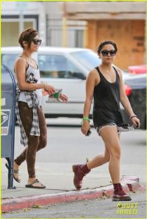 Vanessa Hudgens feet photo thumbnail