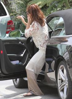 Vanessa Hudgens feet photo thumbnail
