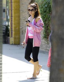 Vanessa Hudgens feet photo thumbnail