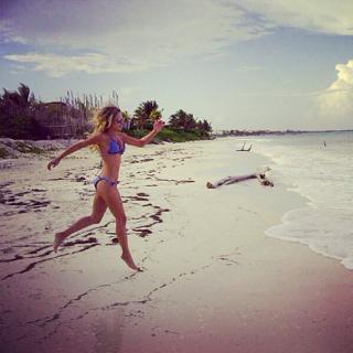Vanessa Huppenkothen feet photo thumbnail