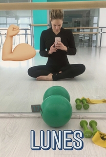 Vanessa Huppenkothen feet photo thumbnail
