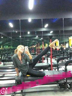 Vanessa Huppenkothen feet photo thumbnail