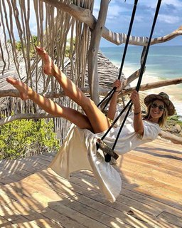Vanessa Huppenkothen feet photo thumbnail