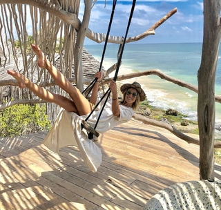 Vanessa Huppenkothen feet photo thumbnail
