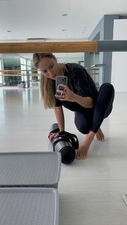 Vanessa Huppenkothen feet photo thumbnail