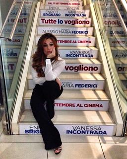 Vanessa Incontrada feet photo thumbnail