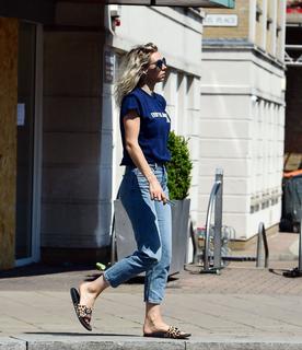 Vanessa Kirby feet photo thumbnail
