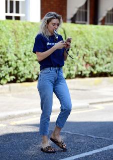 Vanessa Kirby feet photo thumbnail