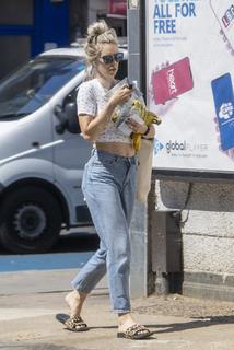 Vanessa Kirby feet photo thumbnail