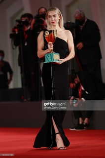 Vanessa Kirby feet photo thumbnail