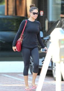 Vanessa Lachey feet photo thumbnail