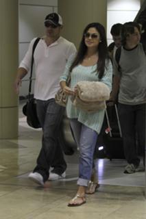 Vanessa Lachey feet photo thumbnail