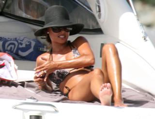 Vanessa Lachey feet photo thumbnail