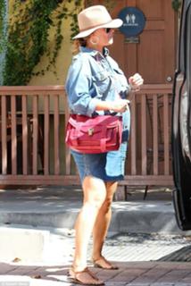 Vanessa Lachey feet photo thumbnail