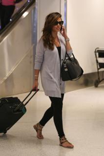 Vanessa Lachey feet photo thumbnail