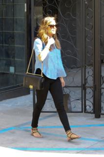 Vanessa Lachey feet photo thumbnail